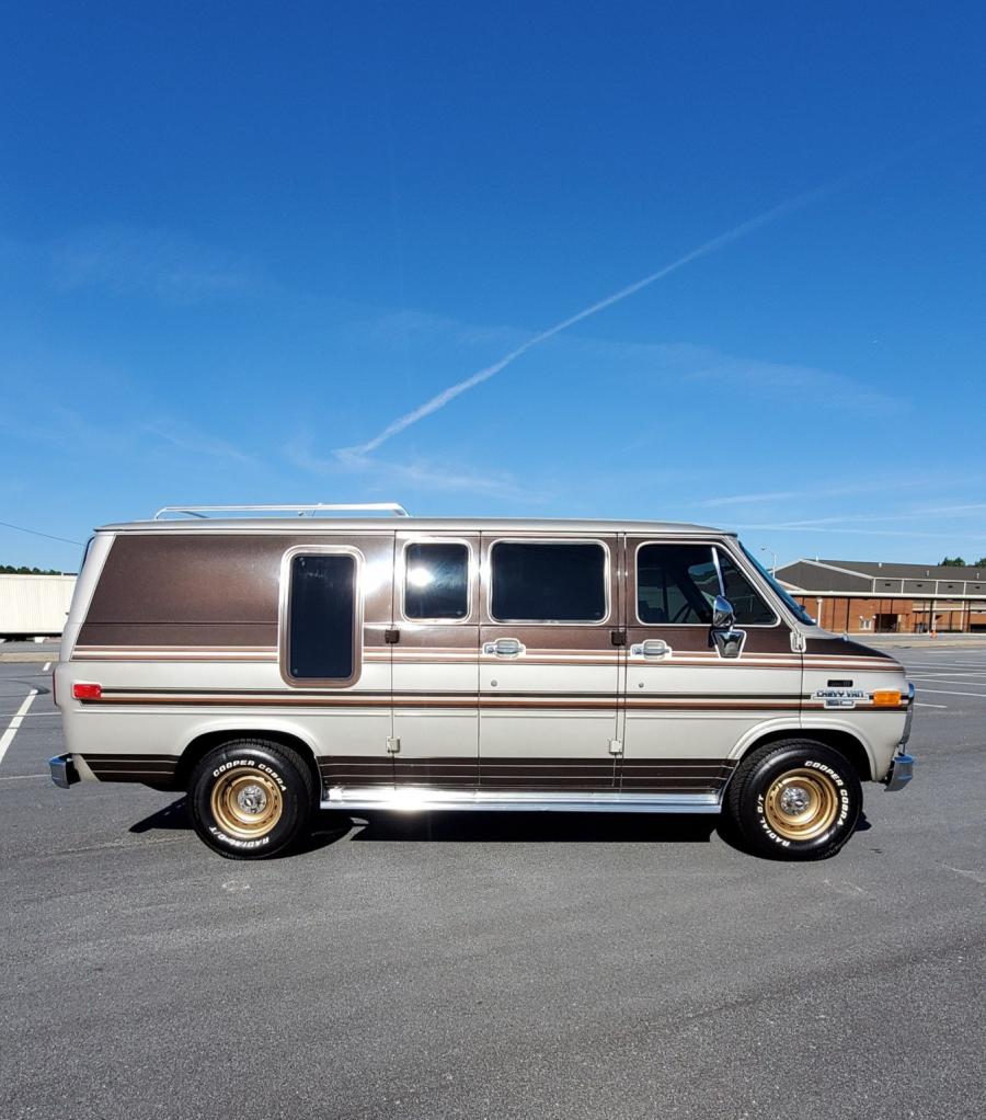  Chevrolet G20 Conversion Van  (CG21305) 1988 года  (фото 20 из 257)